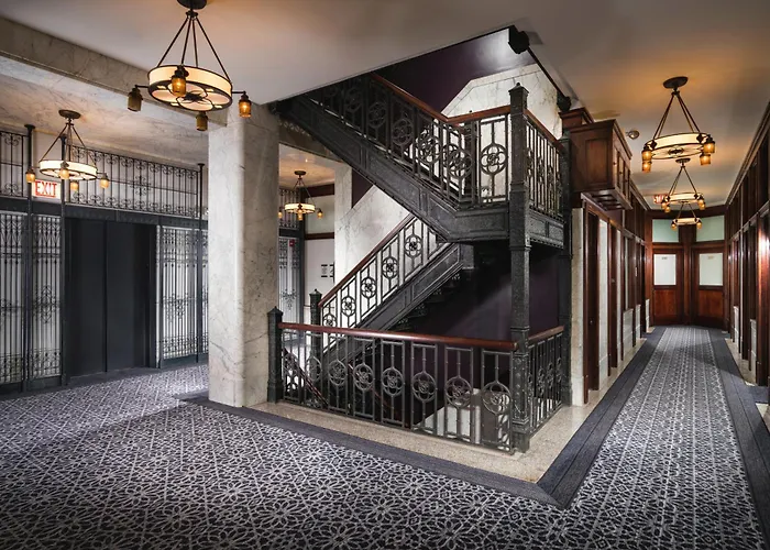 Hotel Staypineapple, An Iconic Hotel, The Loop Chicago