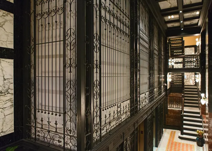 Staypineapple, An Iconic Hotel, The Loop Chicago