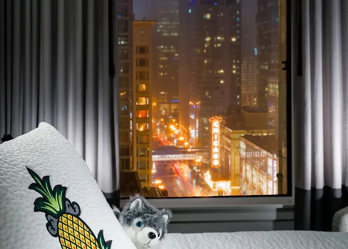 Staypineapple, An Iconic Hotel, The Loop Chicago