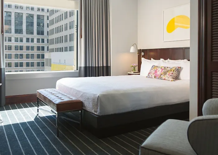 Hotel Staypineapple, An Iconic Hotel, The Loop Chicago