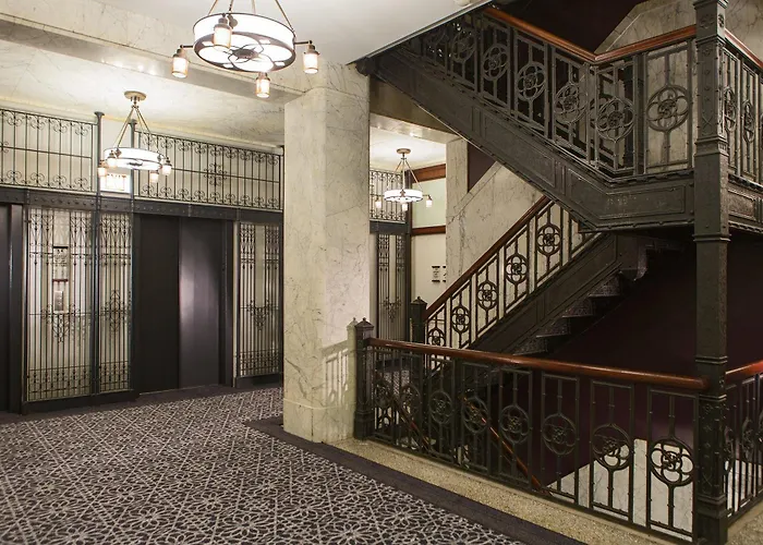 Hotel Staypineapple, An Iconic Hotel, The Loop Chicago